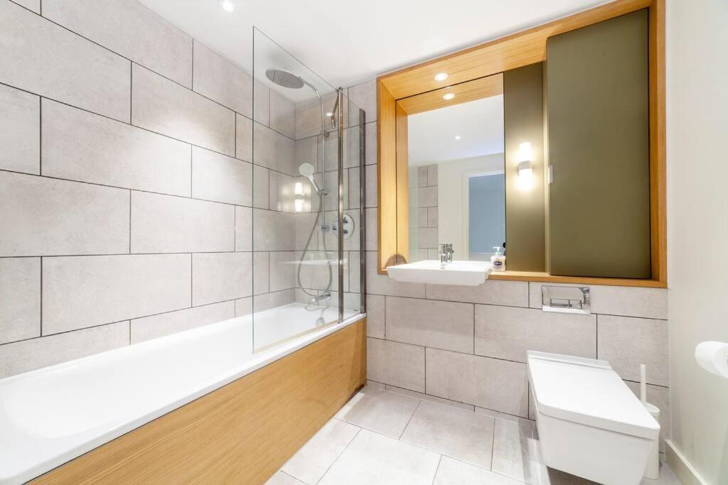 Stunning New 3 Bdr Duplex Wbalcony, East London Apartment Luaran gambar