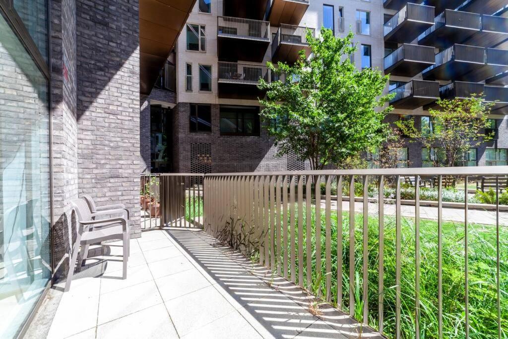 Stunning New 3 Bdr Duplex Wbalcony, East London Apartment Luaran gambar