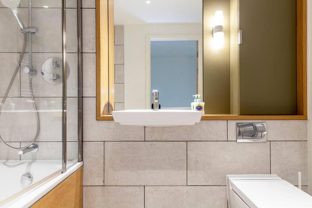 Stunning New 3 Bdr Duplex Wbalcony, East London Apartment Luaran gambar
